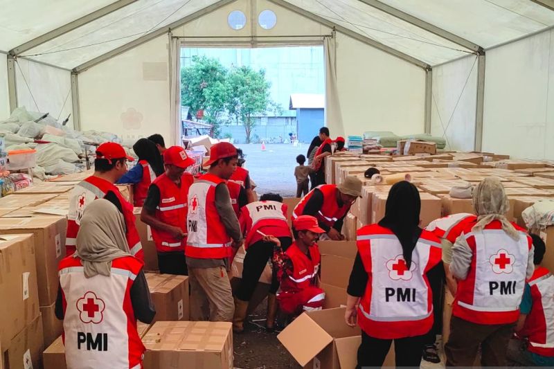 PMI Mulai Kirim Bantuan Alat Berat dan Peralatan Kebersihan ke Daerah Bencana Sumatera