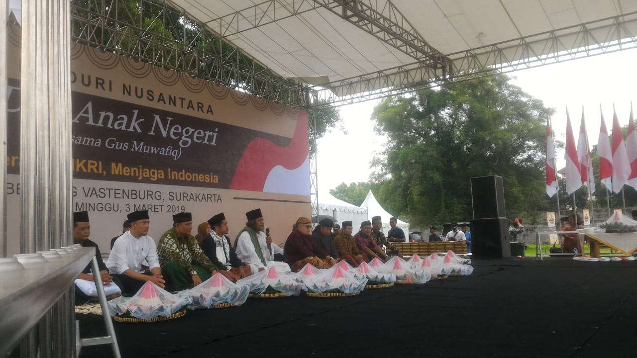 KH Ahmad Muwafiq (Gus Muwafiq) mengadiri acara Doa Anak Negeri dan Kenduri Nusantara 2019 di Bentang Vastenburg, Solo, Jawa Tengah, Minggu (3/3). (MP/Ismail)