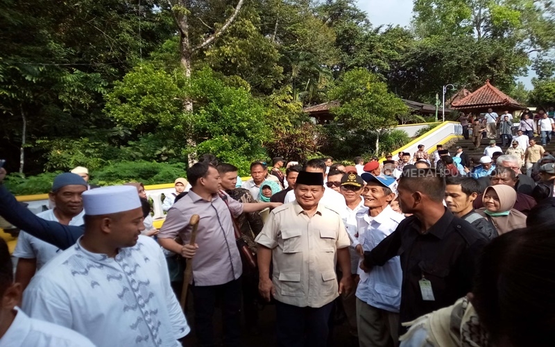   Prabowo dan Putranya Ziarah ke Makam Soeharto di Astana Giribangun 