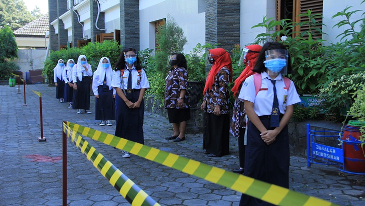 Pemkot Solo, Jawa Tengah melalukan simulasi KBM tatap muka di SMPN 4 Solo, Selasa (20/10). (MP/Ismail)