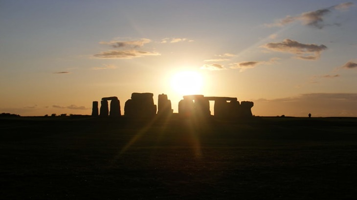 Stonehenge Menyiarkan Solstice Musim Panas Pertama kalinya Secara Daring
