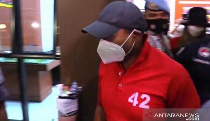 Pasangan suami istri Ardiansyah Bakrie dan Nia Ramadhani dibawa keluar dari Polres Metro Jakarta Pusat, Kamis malam (08/07/2021). ANTARA/Dokumentasi Pribadi