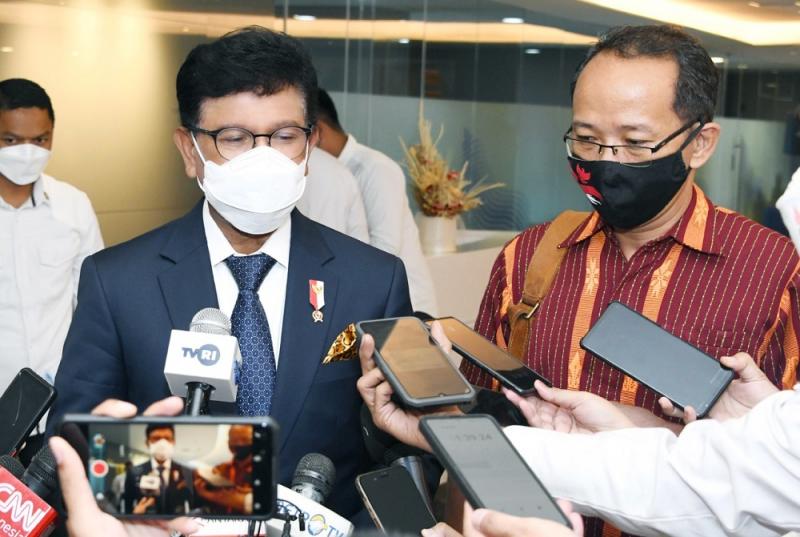 Menteri Komunikasi dan Informatika Johnny G. Plate usai pertemuan dengan Dewan Pers dan Task Force Media Sustainability di Kantor Kementerian Kominfo, Jakarta Pusat, Senin (21/3/2022). Foto: Kominfo/AYH