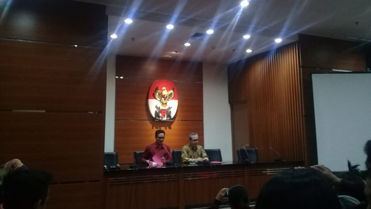 Wakil Ketua KPK, Alexander Marwata dan Febri Diansyah. (MP/Ponco Sulaksono)