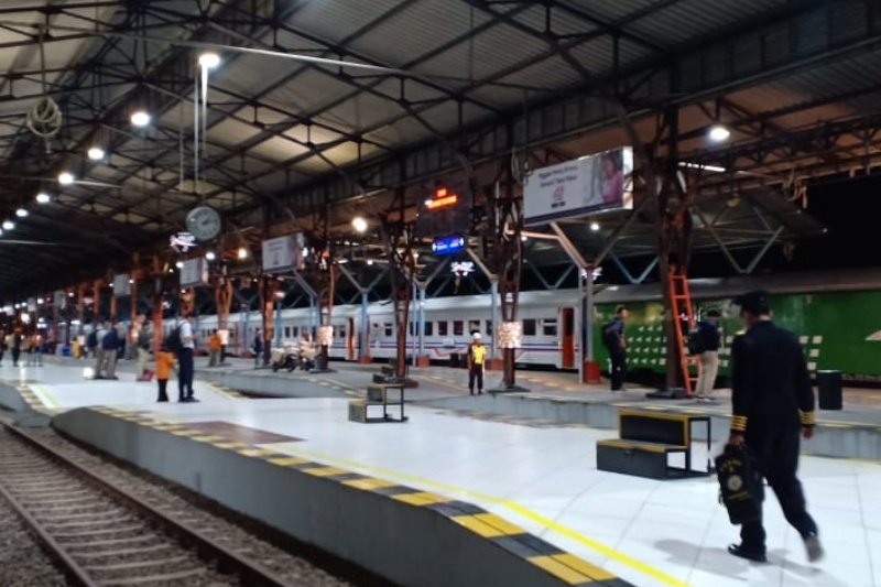 Perjalanan KA Bima relasi Gambir-Purwokerto-Malang mengalami keterlambatan selama 225 menit dari jadwal kedatangan di Stasiun Purwokerto pukul 21.28 WIB namun baru tiba pukul 01.13 WIB akibat pemadaman listrik di Jakarta serta sebagian Jawa Barat dan Jawa Tengah pada hari Minggu (4/8/2019). (Foto: Dok. KAI Daop 5 Purwokerto)	