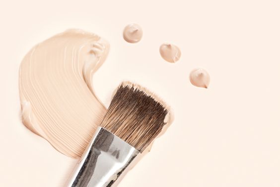 Pakai alas bedak untuk meratakan kulit (Sumber: Pixabay/spy)
