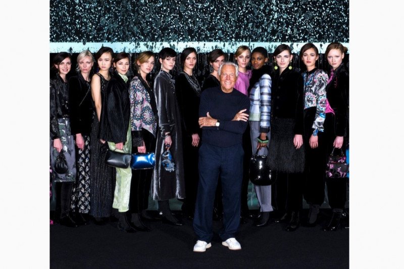 Perancang busana Giorgio Armani (tengah) bersama sejumlah model usai pagelaran busana untuk koleksi Musim Gugur/ Musim Dingin 2020 dalam ajang Milan Fashion Week. (Foto: Instagram/@giorgioarmani)	