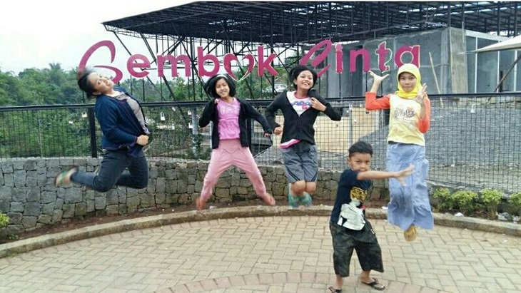 Sekelompok anak sedang berfoto meloncat di Wisata Gembok Cinta Sukabumi. (Instagram/@ajengsitiw)