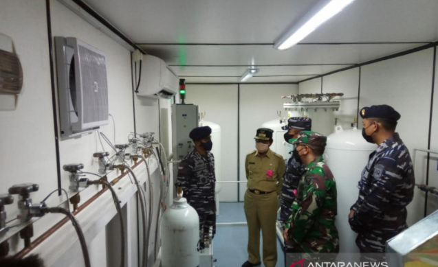 Selama Bersandar di Babel, KRI Semarang-594 Produksi 41 Tabung Oksigen Ukuran 6m3