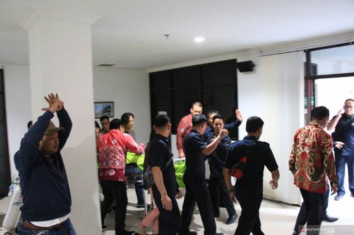 Anggota DPR RI, Adian Napitupulu saat berada di RSUD dr Doris Sylvanus Palangka Raya, Kamis (19/12/2019) (ANTARA/Rendhik Andika)