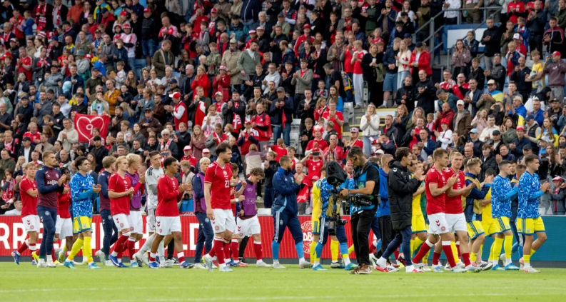 Trauma Piala Eropa 2020 Terulang, Christian Eriksen Kolaps di Laga Denmark versus Ukraina. Pertandingan Dihentikan!