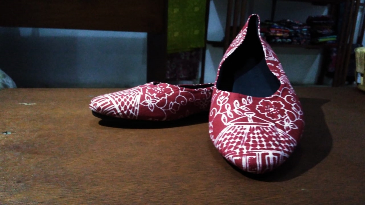 Sepati bermotif batik yang dijual di sanggar (MP/Muchammad Yani)