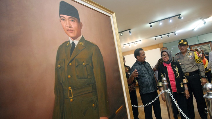 Ibunda Presiden Joko Widodo Sujiatmi Notomiharjo (tengah) saat berkunjung di Perpustakaan Nasional Bung Karno. (ANTARA FOTO/Irfan Anshori)