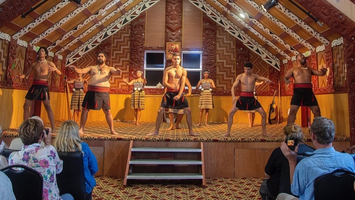 Kapa haka di Wharenui (Sumber: Instagram/telmodmoreira's profile picture telmodmoreira)