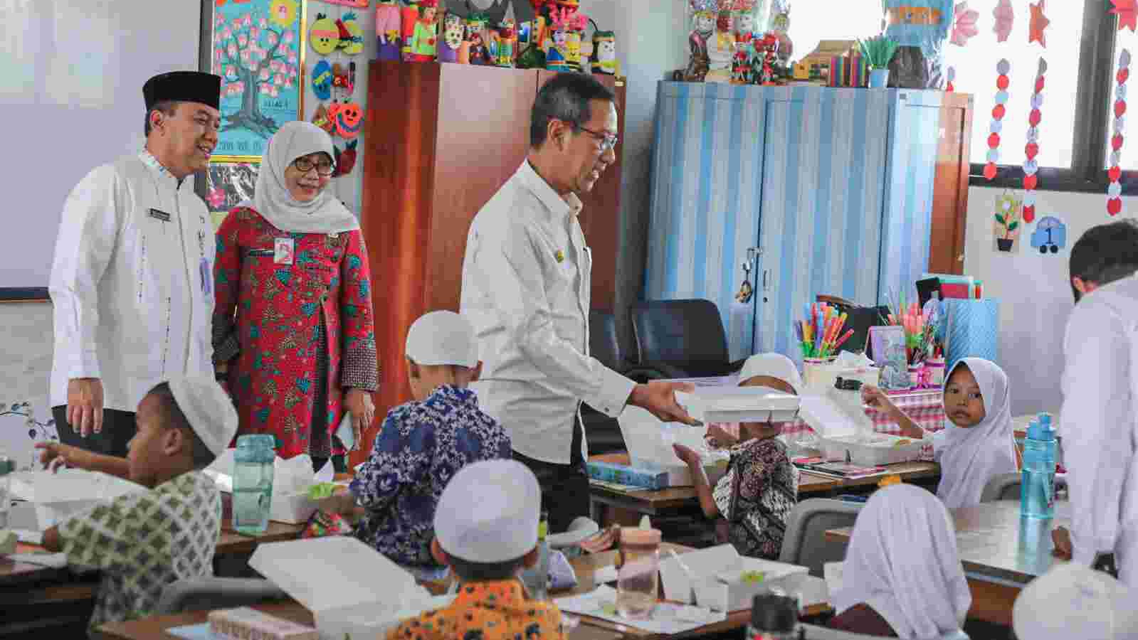 Uji Coba Lagi Makan Bergizi Gratis di SDN Wijaya Kusuma 05/07, Pj Heru Klaim Semua Menu Makanan Habis