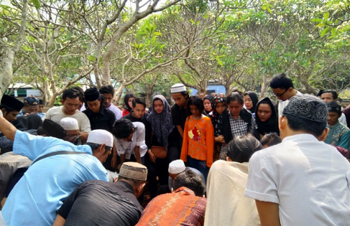 Tangis Haru Warnai Pemakaman Akbar Alamsyah, Korban Demo Pelajar di DPR