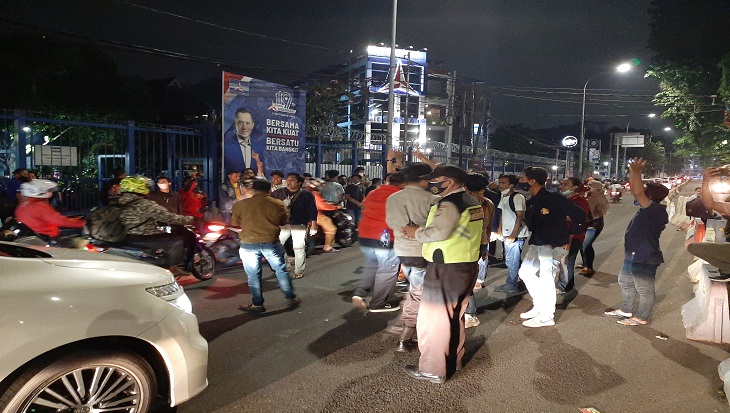 Massa aksi yang belum diketahui identitasnya mendatangi markas DPP Partai Demokrat, Jalan Proklamasi, Menteng, Jakarta Pusat, Senin (15/3) malam.