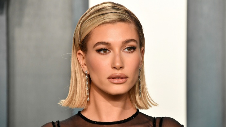 Intip Gaya Berpakaian Streetstyle ala Hailey Bieber yang Stylish Banget