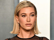 Intip Gaya Berpakaian Streetstyle ala Hailey Bieber yang Stylish Banget