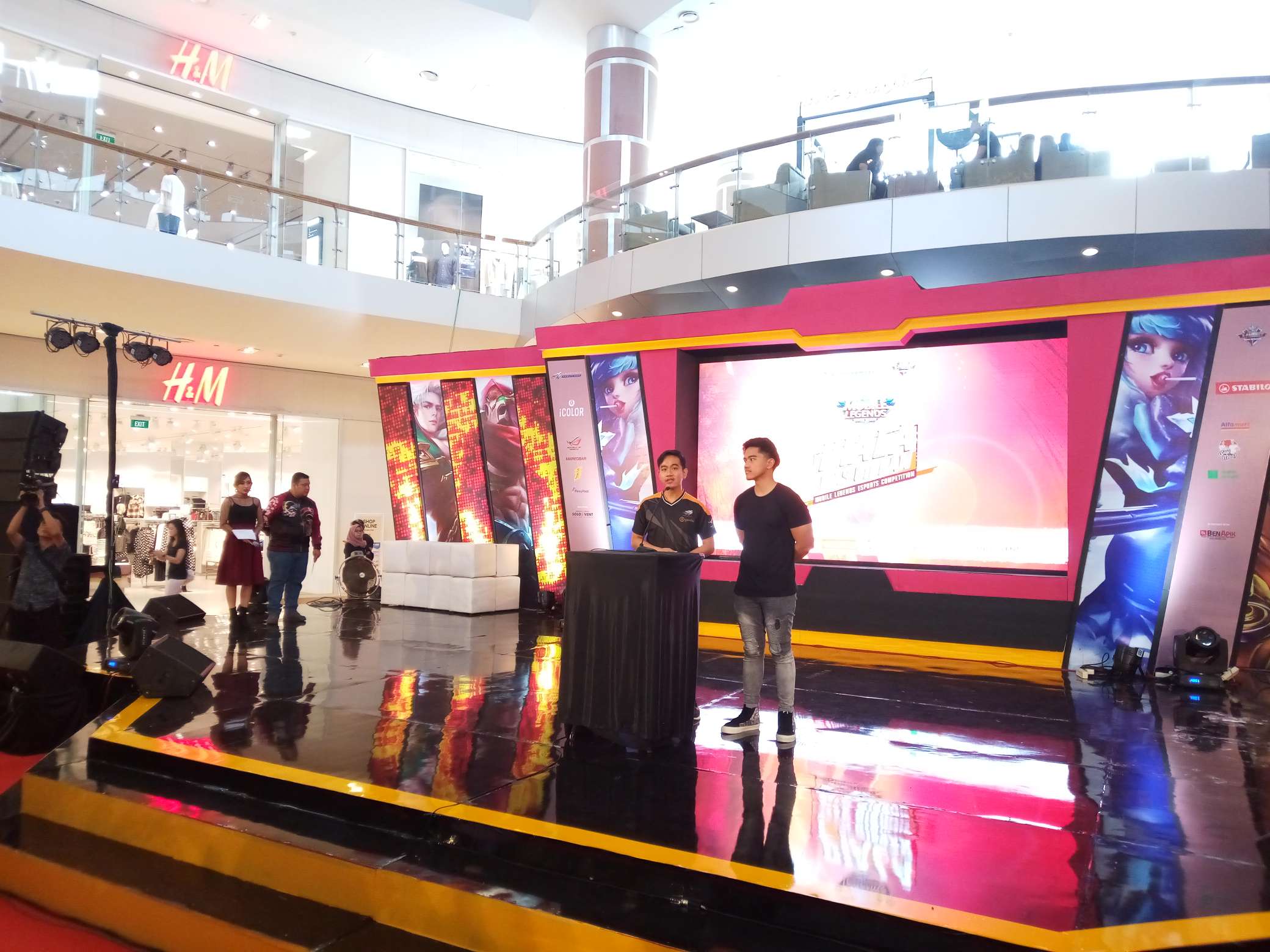 Gibran Rakabuming Raka dan Kaesang Pangarep membuka event Mobile Legend eSport Competisi di The Park Mall, Solo Baru, Kabupaten Sukoharjo, Jawa Tengah, Sabtu (1/2). (MP/Ismail)