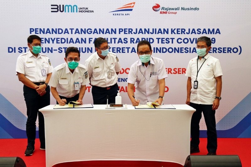 Direktur Niaga KAI Maqin U. Norhadi (kedua kiri) dan Direktur Keuangan Rajawali Nusindo Gigis Saptono (kedua kanan) menandatangani perjanjian kerja sama (KAI)