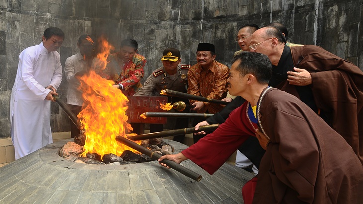 para biksu mengambil api dharma waisak dari sumber api abadi Mrapen