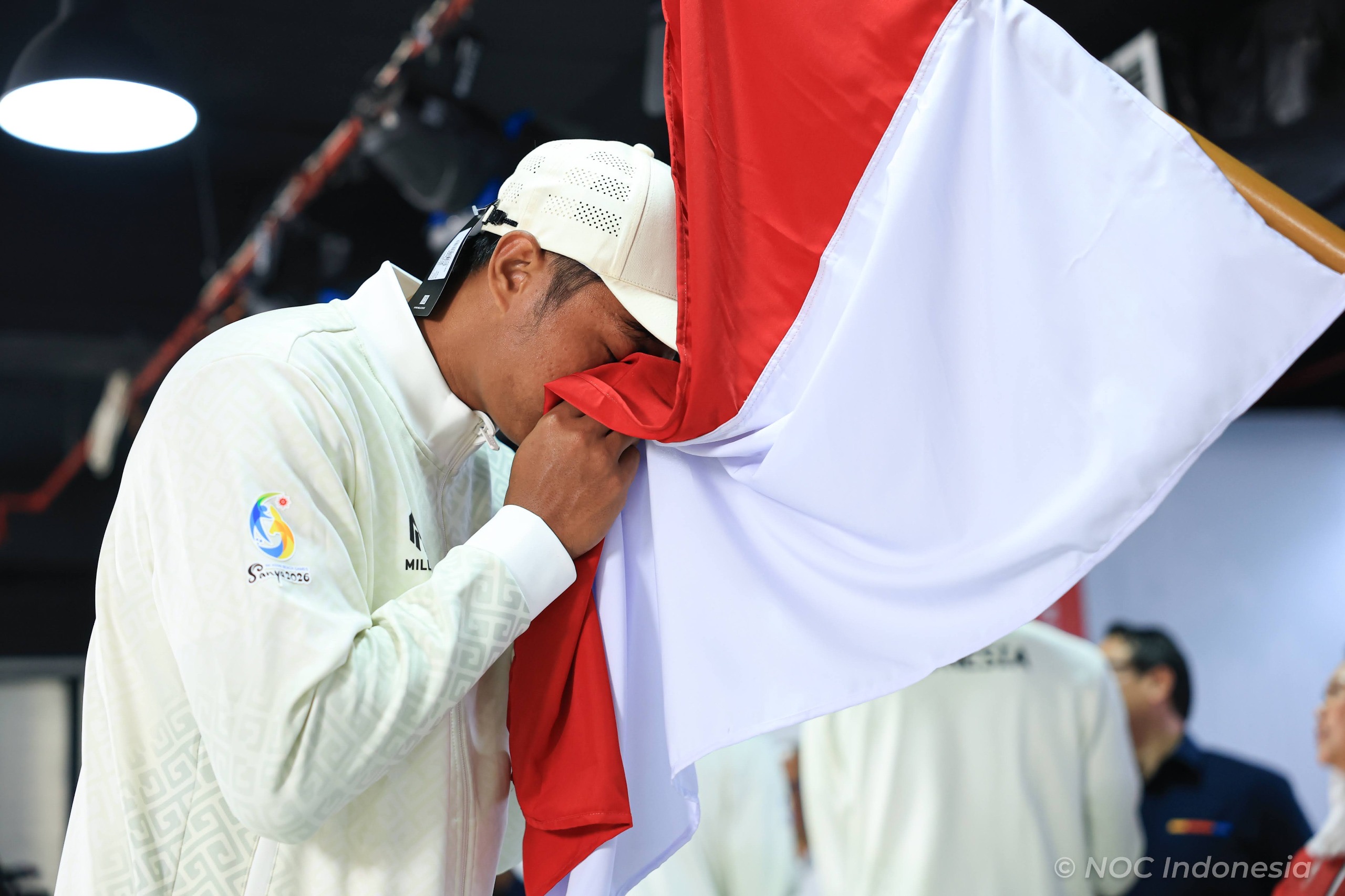 Atlet Voli Pantai Indonesia Bintang Akbar Bawa Bendera Merah Putih di Pembukaan Asian Beach Games Sanya 2026
