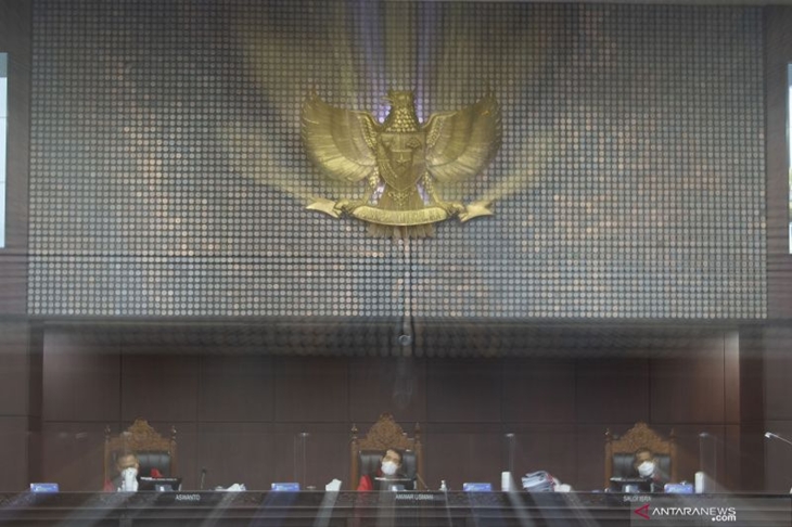 Ketua Mahkamah Konstitusi (MK) Anwar Usman (tengah). ANTARA FOTO/Aditya Pradana Putra/wsj.