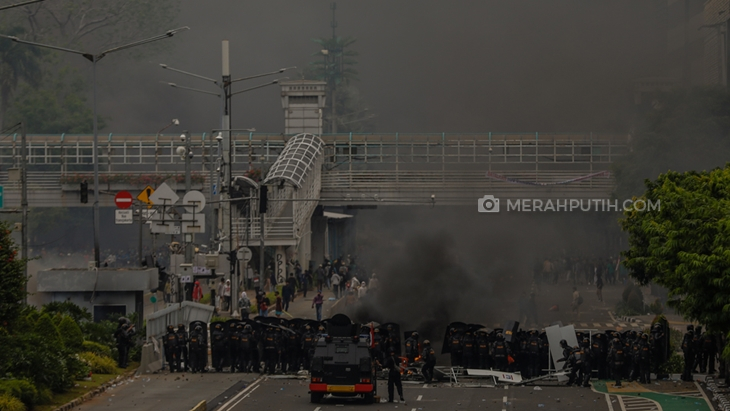 Demo rusuh menolak UU Cipta Kerja di Jakarta, Kamis (8/10). (Foto: MP/Rizki Fitrianto)