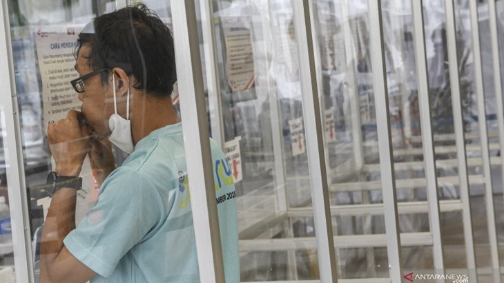 Calon penumpang kereta meniup kantong nafas saat mengikuti tes deteksi COVID-19 menggunakan GeNose C19 di Stasiun Pasar Senen di Jakarta, Senin (22/2/2021). (ANTARA FOTO/M RISYAL HIDAYAT)