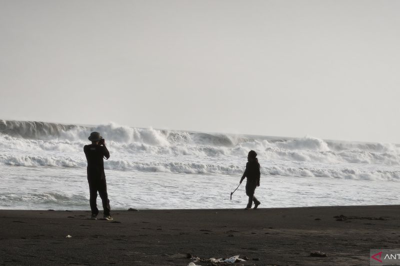 Gelombang 4 Meter Ancam Pantai Selatan DIY, Turis Dilarang Berenang