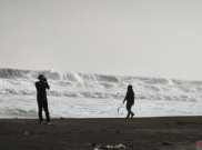Gelombang 4 Meter Ancam Pantai Selatan DIY, Turis Dilarang Berenang