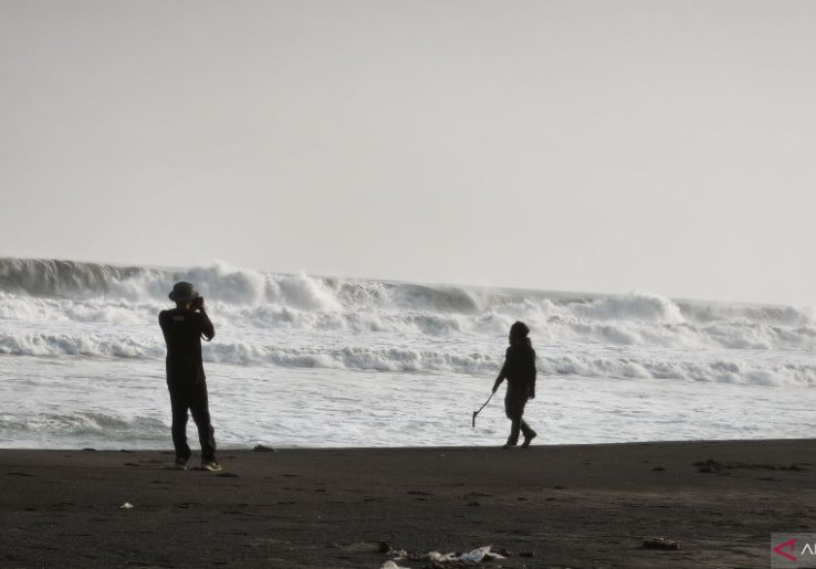 Gelombang 4 Meter Ancam Pantai Selatan DIY, Turis Dilarang Berenang