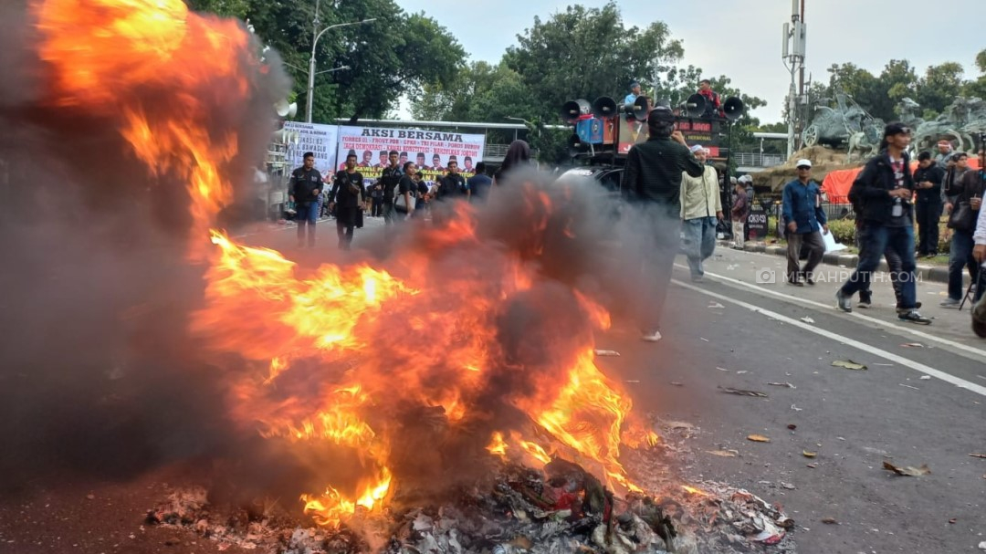 Dua Massa Aksi Demonstrasi Pemilu 2024 Ricuh di Patung Kuda 