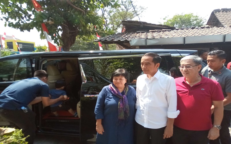 Presiden Jokowi saat menjamu para wartawan lokal di Solo