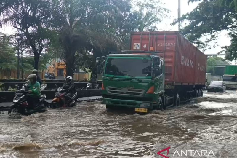 Jalan Daan Mogot Macet Parah, 4 Pompa Bergerak Dikerahkan Buat Tangani Banjir