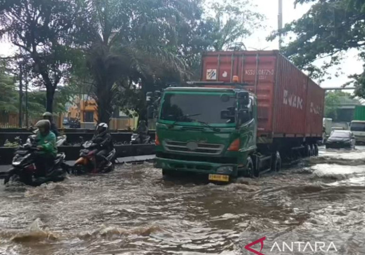 Jalan Daan Mogot Macet Parah, 4 Pompa Bergerak Dikerahkan Buat Tangani Banjir
