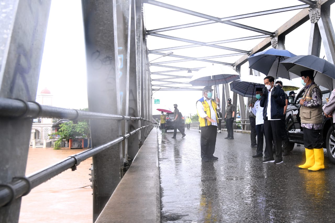 Presiden Joko Widodo meninjau sungai Martapura dari jembatan Pekauman yang berada di Kecamatan Martapura Timur, Kabupaten Banjar, Provinsi Kalimantan Selatan, Senin (18/1). Foto: Biro Pers Setpres/Lukas