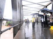 Di Tengah Guyuran Hujan, Presiden Jokowi Tinjau Lokasi Terdampak Banjir di Kalsel