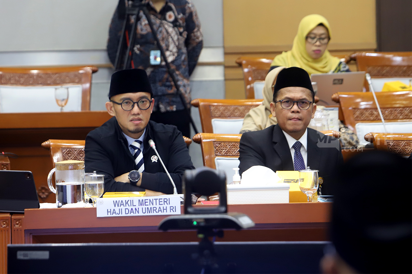 Wakil Menteri Haji dan Umrah Dahnil Anzar Simanjuntak (kiri), bersama sejumlah pejabat mengikuti Rapat Panitia Kerja (Panja) Haji 2026, di ruang Komisi VIII DPR, di Gedung Nusantara II, Kompleks Parlemen, Senayan, Jakarta, Selasa (28/10/2025).