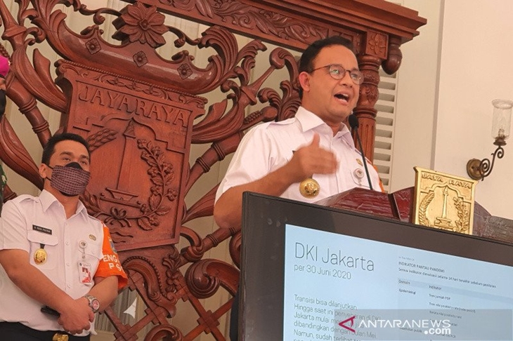Gubernur DKI Jakarta Anies Baswedan saat menyampaikan PSBB transisi, Rabu (1/7/2020). (ANTARA/Livia Kristianti)