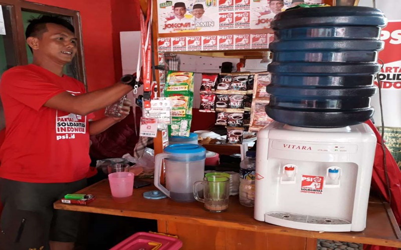 Antonius Yogo Prabowo kader PSI di warung miliknya