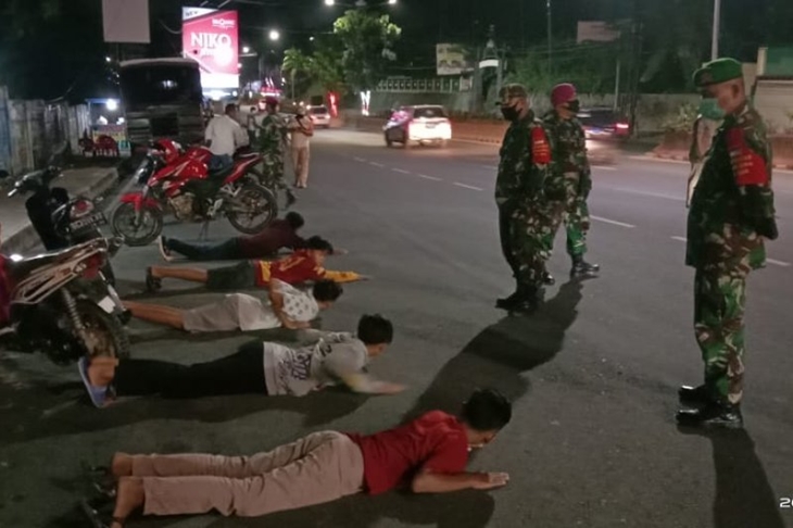 Patroli penegakkan protokol kesehatan yang dilakukan oleh Satgas Penanganan COVID-19 Kota Bandarlampung. Selasa. (13/10/2020). (ANTARA/Dian Hadiyatna)