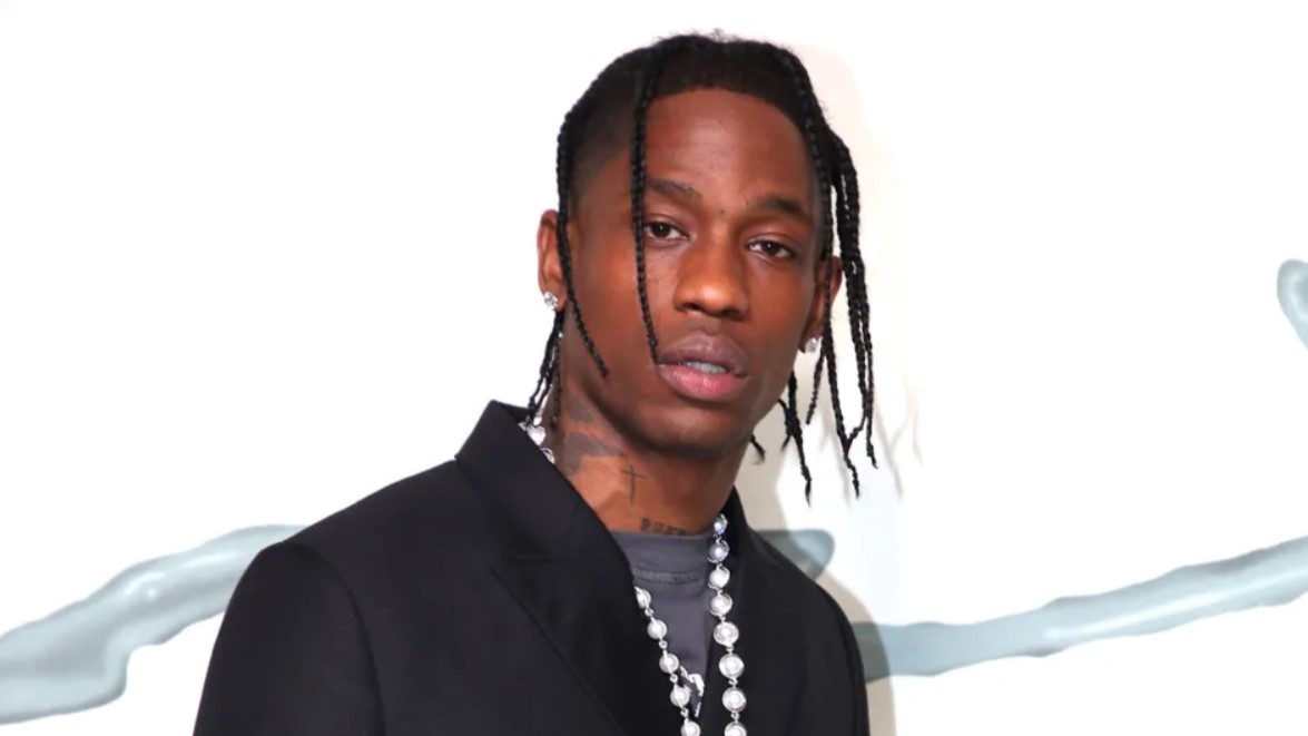 Travis Scott Beri Penggemar Sepasang Sepatu Nike Spesial saat Manggung