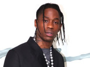 Travis Scott Beri Penggemar Sepasang Sepatu Nike Spesial saat Manggung