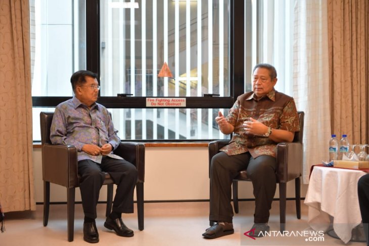 Wapres Jusuf Kalla ketika membezuk Ibu Ani Yudhoyono di Singapura beberapa waktu lalu
