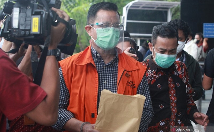 Tersangka mantan Menteri Sosial Juliari P Batubara bersiap menjalani pemeriksaan di Gedung Komisi Pemberantasan Korupsi (KPK), Jakarta, Jumat (5-3-2021). ANTARA FOTO/ Reno Esnir/aww.