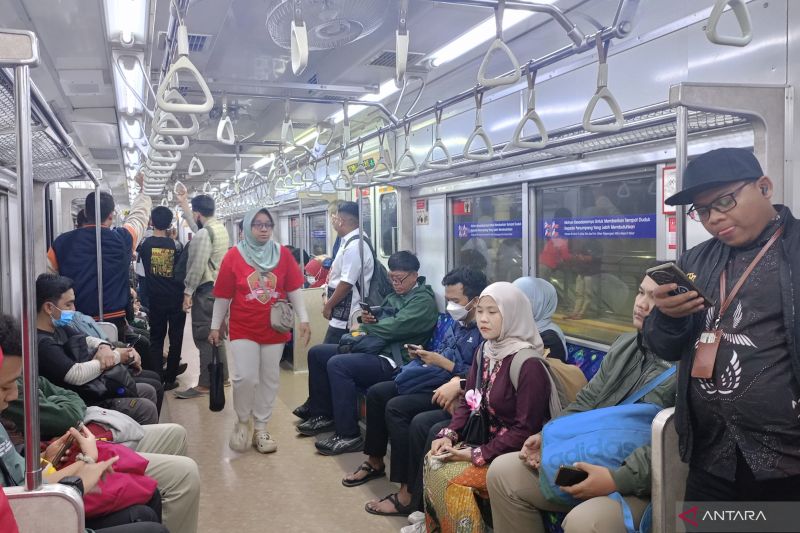 Warga Padati KRL Menuju Pesta Rakyat di Monas, Tarif Dipatok Rp 80
