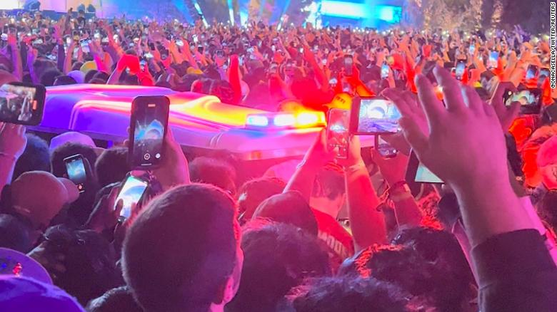 Ambulans di tengah kerumunan Astroworld music festival. (Foto CNN)