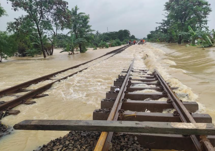 Terdampak Banjir Jadetabek, Perjalanan Kereta Api Surabaya-Jakarta Alami Gangguan